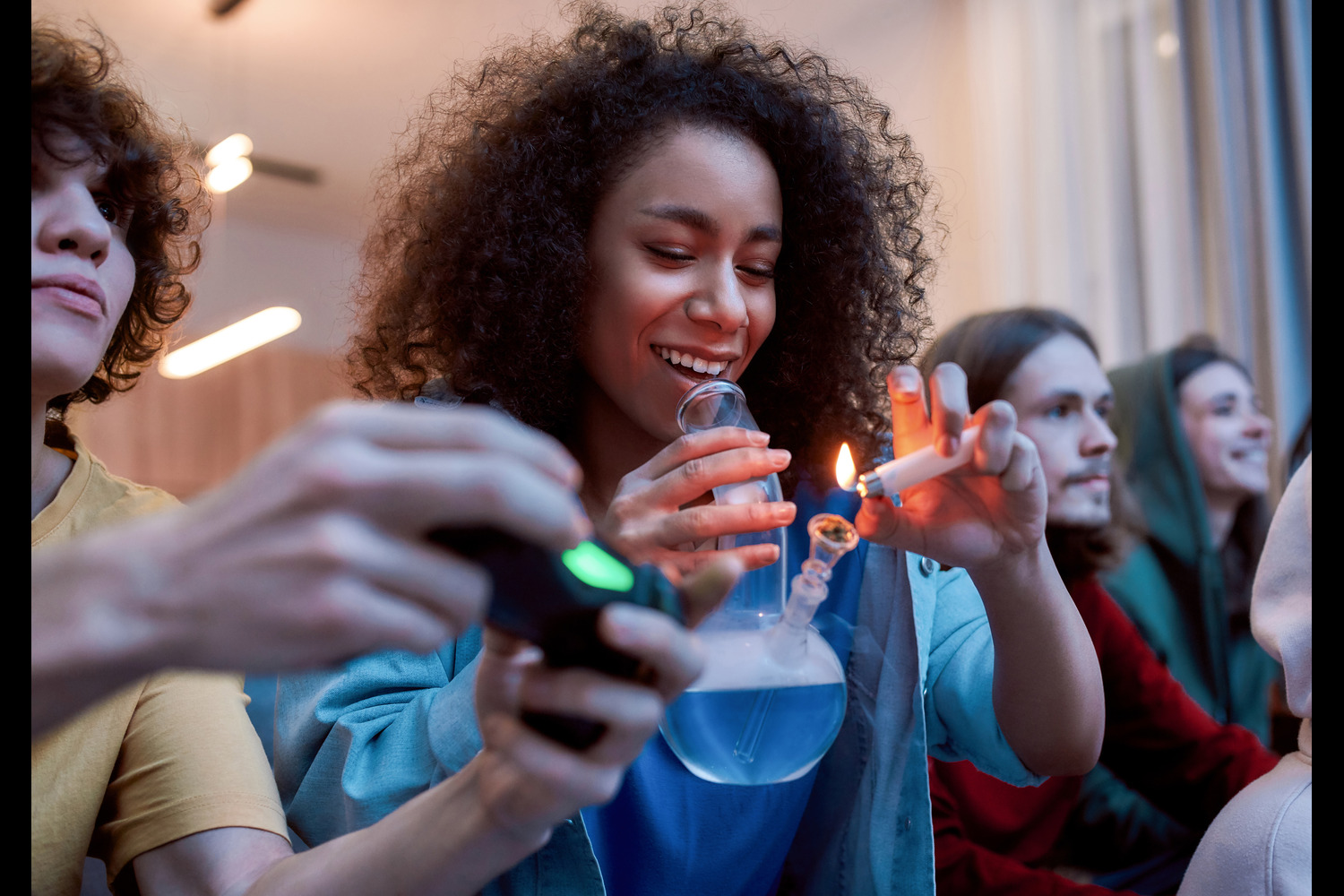 Using bong in a social group